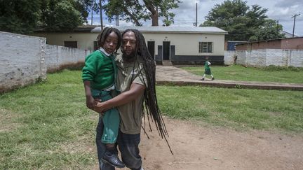 Ezaius Mkandawire, rasta du Malawi, vient chercher son fils Uhuru à l'école de Lilongwe, le 30 janvier 2020. (AMOS GUMULIRA / AFP)