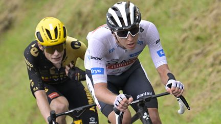 Jonas Vingegaard et Tadej Pogacar se sont encore une fois livrés une belle bataille lors de la 2e étape du Tour, le 2 juillet 2023. (BERNARD PAPON / AFP)