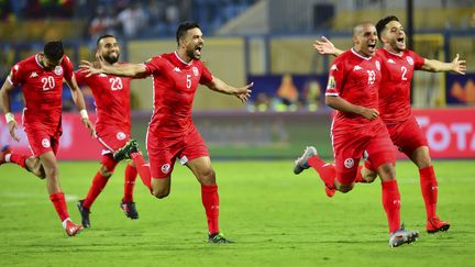 Les joueurs tunisiens célèbrent leur victoire contre le Ghana&nbsp;au stade d'Ismailia, en Egypte, le 8 juillet 2019. (GIUSEPPE CACACE / AFP)