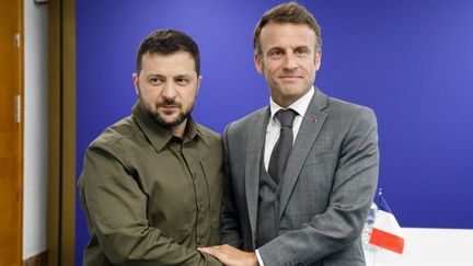 Le président ukrainien Volodymyr Zelensky et le chef d'Etat français Emmanuel Macron, lors du sommet de la Communauté politique européenne à Grenade (Espagne), le 5 octobre 2023. (LUDOVIC MARIN / AFP)