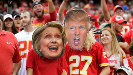 Des fans de football américain portent des masques à l'effigie de Donald Trump et Hillary Clinton, le 25 septembre 2016, dans le Missouri (Etats-Unis).&nbsp; (JAMIE SQUIRE / GETTY IMAGES NORTH AMERICA / AFP)