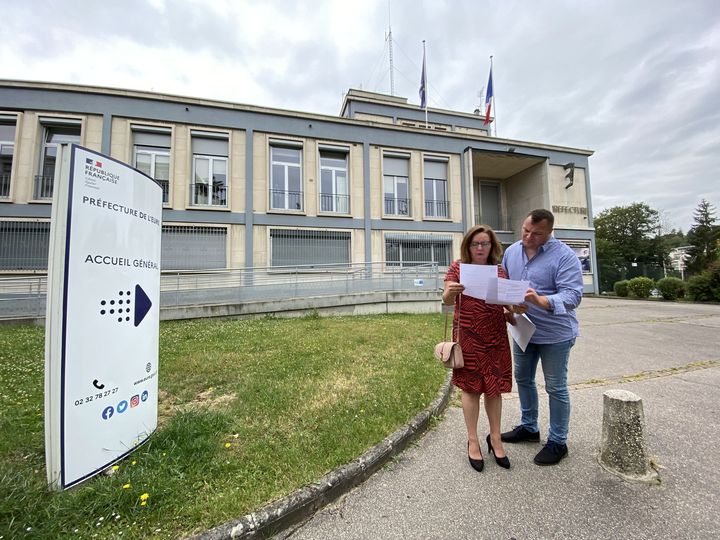 La députée RN Katiana Levavasseur et son suppléant, Jean-Baptiste Marchand, le 20 juin 2022, à Evreux, devant la préfecture de l'Eure. (RAPHAEL GODET / FRANCEINFO)