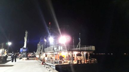 Un navire de la marine chilienne part contenir une marée noire, au large de l'île de Guarello, samedi 28 juillet 2019.&nbsp; (REUTERS)