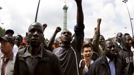 Des travailleurs clandestins participent &agrave; une manifestation pour demander leur r&eacute;gularisation, &agrave; Paris, le 6 juin 2010. (FRANCOIS GUILLOT / AFP)