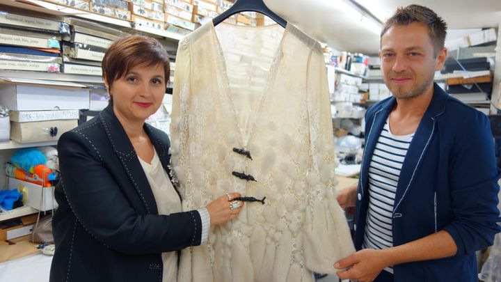 Maison On Aura Tout Vu : Livia Stoianova et Yassen Samouilov dans leur atelier parisien, en mai 2014, avec une robe qui sera exposée à Calais
 (Corinne Jeammet)