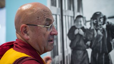 Matthieu Ricard devant l'exposition de ses photos à Vendôme le 6 septembre 2016
 (GUILLAUME SOUVANT/SIPA)