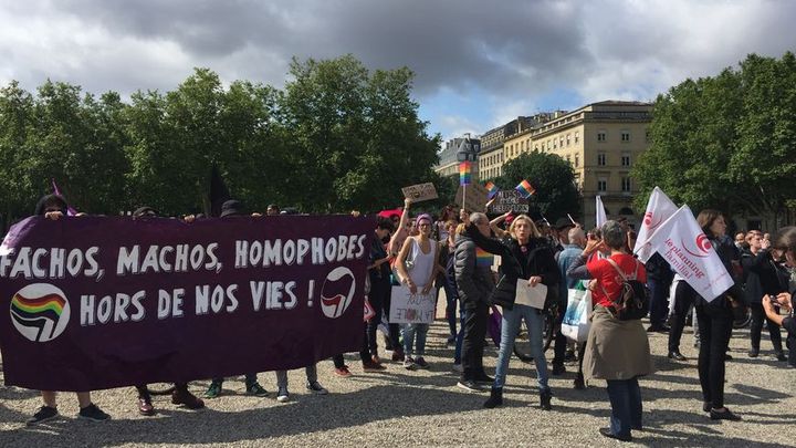 Une centaine de militants ont organisé une contre-manifestation face aux anti-PMA. (Louise Buyens Radio France)