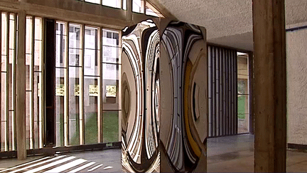 "Non object door" l'oeuvre énigmatique d'Anish Kapoor se reflète dans l'archicture de Le Corbusier au couvent de la Tourette (Rhône)
 (France 3 / Culturebox)