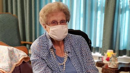 Tillie Dybing, 107 ans, miraculée américaine,&nbsp;a contracté deux fois une maladie respiratoire : la grippe en 1918, et le Covid-19 en 2020. Photo twettée par CNN le 16 décembre 2020. (CAPTURE D'ECRAN)