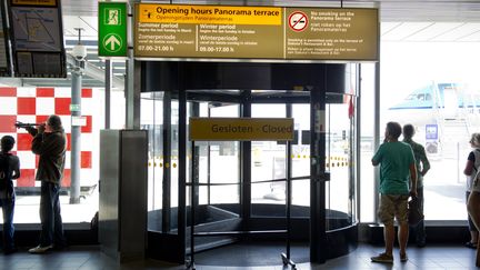 L'aéroport d'Amsterdam-Schiphol, aux Pays-Bas, lors d'une opération de neutralisation&nbsp;d'une bombe de la seconde guerre mondiale, le 29 août 2012. (MARCEL ANTONISSE / ANP / AFP)