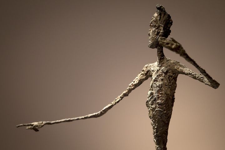 La partie sup&eacute;rieure de "L'Homme au doigt", du sculpteur suisse Alberto Giacometti. (CARLO ALLEGRI / REUTERS)