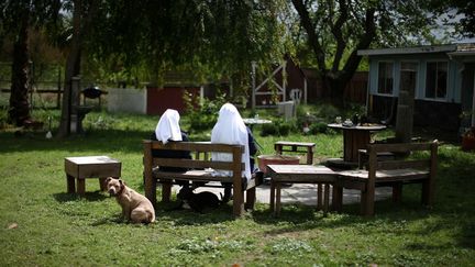 Même si elles ne sont officiellement pas des filles de Dieu, elle mènent une vie monacale rythmée par la culture du cannabis et la fabrication artisanale des différents produits. «Soulager la douleur des malades grâce à la nature est une mission spirituelle» affirme Sœur Kate qui, en quelque sorte, fait office de mère supérieure. (Lucy Nicholson / REUTERS)