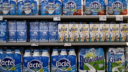Des bouteilles de lait de différentes marques dans un supermarché, dans le Lot-et-Garonne, en octobre 2020. (QUENTIN FALCO / HANS LUCAS / AFP)