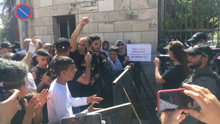 Plus d'une centaine de personnes manifestent devant l'entrée du tribunal de Jérusalem&nbsp;afin de soutenir les familles de Silwan, menacées d'expulsion, le 26 mai 2021. (FARIDA NOUAR / RADIO FRANCE)