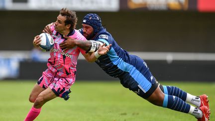 Nicolas Sanchez du Stade Français attaqué&nbsp;par Nemani Nadolo de Montepellier, le 19 mai 2019. (PASCAL GUYOT / AFP)