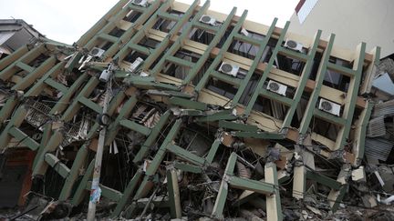 Un immeuble effondrée à Portoviejo (Equateur), le 17 avril 2016. (JUAN CEVALLOS / AFP)