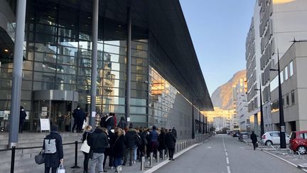 Des personnes font la queue devant&nbsp;la cour d'assises de l'Isère, à Grenoble, pour le septième jour du procès de Nordahl Lelandais, jugé pour le meutre de Maëlys de Araujo, mardi 8 février 2022.&nbsp; (JULIETTE CAMPION / FRANCEINFO.FR)