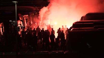 Les supporters de l'Olympique de Marseille allument des fumigènes, le 16 mai 2018, à Lyon. (SAMUEL BOIVIN / CROWDSPARK /AFP)