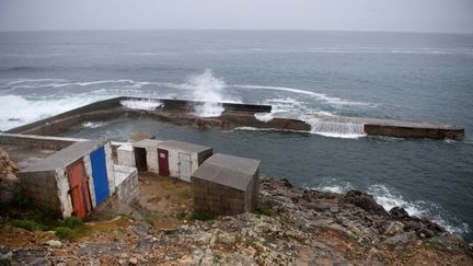 La digue de Pors Boulous à Plogoff (Finistère), le 20 mai 2022. (FRED TANNEAU / AFP)