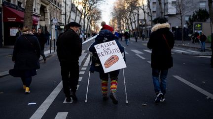 Des manifestants marchent dans Paris, le 21 janvier 2023, au cours d'une mobilisation contre la réforme des retraites. (NICOLAS LIPONNE / HANS LUCAS / AFP)