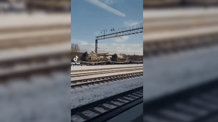 Capture d'écran d'une vidéo postée sur les réseaux sociaux et montrant un convoi militaire russe acheminé en Biélorussie, pendant l'hiver. (FRANCE TELEVISIONS)