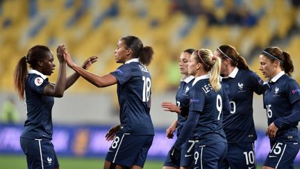 L'attaquante de l'Equipe de France de football féminin, Marie-Laure Delie, félicitée par ses coéquipières. (SERGEI SUPINSKY / AFP)