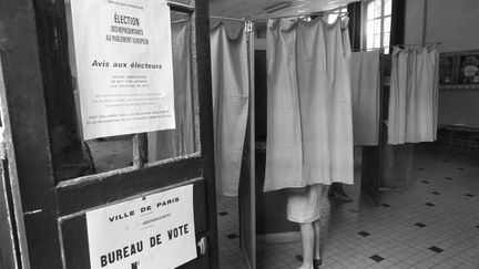 Une femme dans un bureau de vote lors des élections européennes, le 18 juin 1989 à Paris. (FREDERIC REGLAIN / GAMMA-RAPHO)