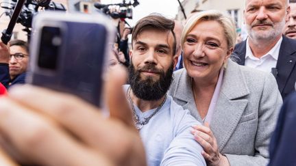 La candidate Marine Le Pen lors d'une visite de campagne à Saint-Pierre-en-Auge (Calvados), le 18 avril 2022. (SAMEER AL-DOUMY / AFP)