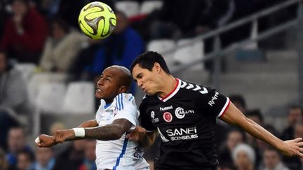 Le duel entre le Marseillais Ayew et le Rémois Mandi (ANNE-CHRISTINE POUJOULAT / AFP)