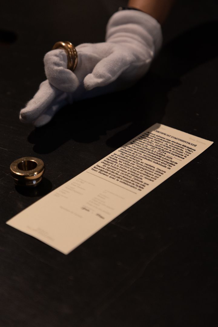 The performance "The bet" by artist Yoon Sunwoo at Palais Galliera on October 5, 2023: the jewel and the certificate of authenticity (Cheyon Woo, Jaeyoung Kim)