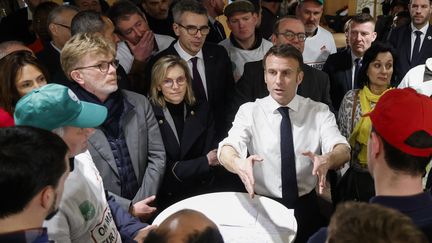 Emmanuel Macron débat avec des agriculteurs, le 24 février 2024, à l'ouverture du Salon de l'agriculture à Paris. (LUDOVIC MARIN / AFP)