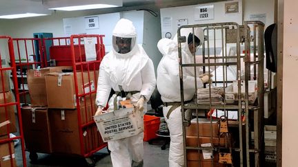 Des personnels en tenue dans un bâtiment situé près du Pentagone, le 2 octobre 2018 à Washington (Etats-Unis), après l'alerte déclenchée par l'envoi de courriers potentiellement dangereux. (THOMAS WATKINS / AFP)