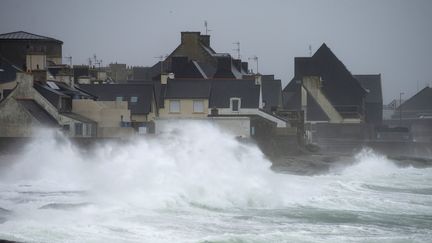 Des vagues frappent Le Guilvinec (Finist&egrave;re), lors du passage de la temp&ecirc;te Ulla, le 14 f&eacute;vrier 2014. (JEAN-SEBASTIEN EVRARD / AFP)