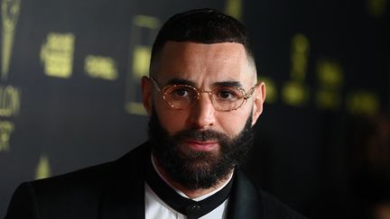 L'attaquant français du Real Madrid, Karim Benzema, lors de la cérémonie de remise du Ballon d'Or France Football 2022 au Théâtre du Châtelet à Paris, le 17 octobre 2022. (FRANCK FIFE / AFP)