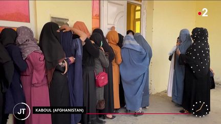 Des Afghanes faisant la queue. (France 2)