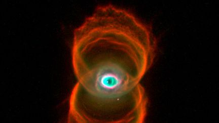 Non, ce n'est pas une illustration du "Seigneur des Anneaux", la saga de Tokien. Cette célèbre photo montre la&nbsp;nébuleuse planétaire MyCn18, située à 8 000 années-lumières de la Terre. (HUBBLE SPACE TELESCOPE / NASA / ESA)