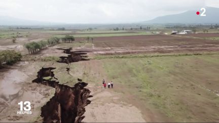 
Une faille impressionnante, découverte au Kenya, laisse&nbsp;les scientifiques perplexes. Le continent est-il en train de se partager en deux ?
 (FRANCE 2)