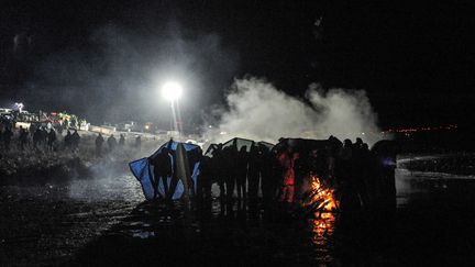 La police utilise des canons à eau contre les manifestants opposés au projet d'oléoduc dans le Dakota du Nord (Etats-Unis), le 20 novembre 2016. (STEPHANIE KEITH / REUTERS)