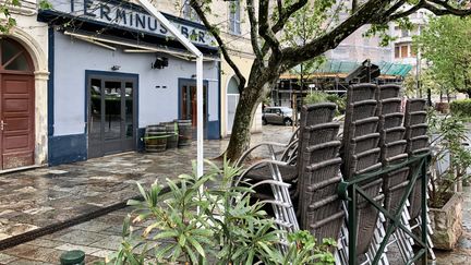 Un bar fermé pendant le confinement à Bastia (Haute-Corse), le 23 avril 2020. (NOEMIE BONNIN / RADIO FRANCE)