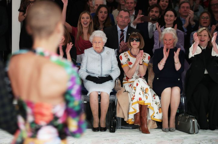 La reine Elizabeth II, lors de la présentation de la collection de Richard Quinn, le 20 février 2018 à Londres (Royaume-Uni).&nbsp; (YUI MOK / AFP)