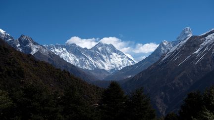 Le mont Everest (au centre), au Népal. (PRAKASH MATHEMA / AFP)