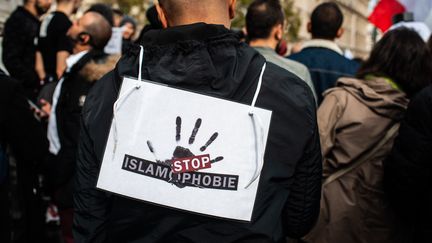 Des centaines de personnes&nbsp;manifestent&nbsp;le 19 octobre 2019 place de la République, à Paris, pour dénoncer l'islamophobie. (BENJAMIN MENGELLE / HANS LUCAS)