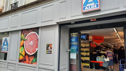 Le magasin Aldi rue de Cler, dans le 7e arrondissement de Paris. (SOPHIE AUVIGNE / FRANCEINFO / RADIOFRANCE)