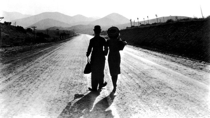 Charlie Chaplin et Paulette Goddard dans le dernier plan des "Temps modernes" (1936) de Charlie Chaplin 
 (Wolf Tracer Archive / Photo12)