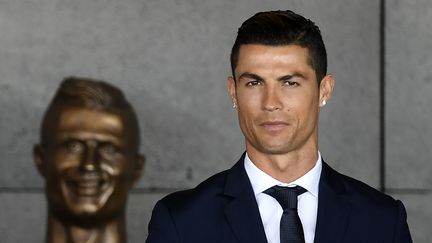 Cristiano Ronaldo ne semblait pas non plus satisfait de la statue qui lui a rendu hommage. (FRANCISCO LEONG / AFP)