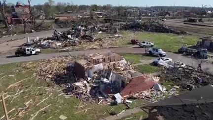 Plusieurs tornades ont causé la mort de 26 personnes dans le Mississippi, aux États-Unis, dont 13 dans la ville de Rolling Fork. Dimanche 26 mars, une équipe de France Télévisions s'est rendue sur place après la catastrophe. (FRANCEINFO)