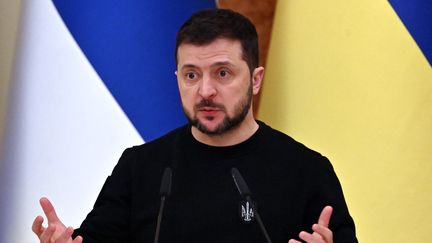 Le président ukrainien Volodymyr Zelensky lors d'une conférence de presse à Kiev, le 24 janvier 2023. (SERGEI SUPINSKY / AFP)