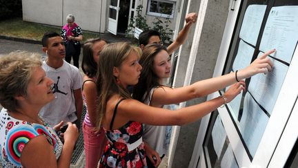 Des coll&eacute;giens regardent les r&eacute;sultats du brevet des coll&egrave;ges, le 8 juillet 2015, &agrave; Vichy (Allier).&nbsp; (MAXPPP)