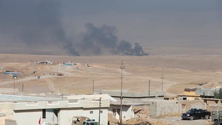 Des fumées s'élèvent à l'est de Mossoul (Irak), où une opération militaire pour libérer la ville de l'Etat islamique est en cours, le 17 octobre 2016. (AZAD LASHKARI / REUTERS)