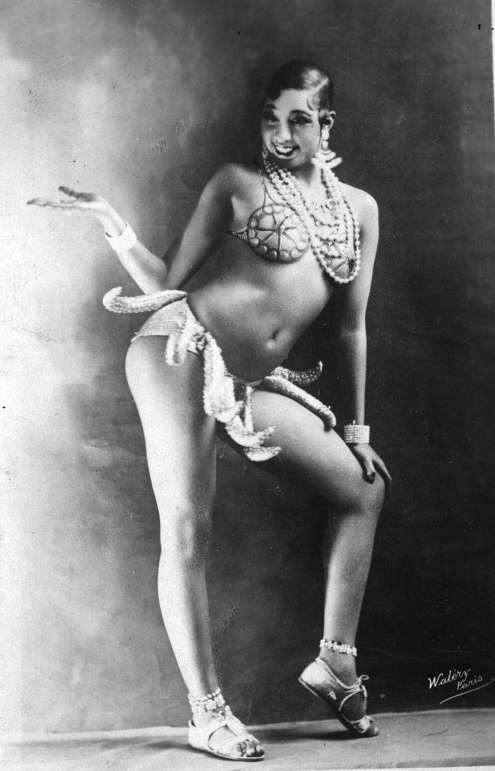 Joséphine Baker vers 1927, avec&nbsp;la ceinture de bananes du spectacle qu'elle donne aux Folies Bergères. (WALERY / HULTON ARCHIVE / GETTY IMAGES)